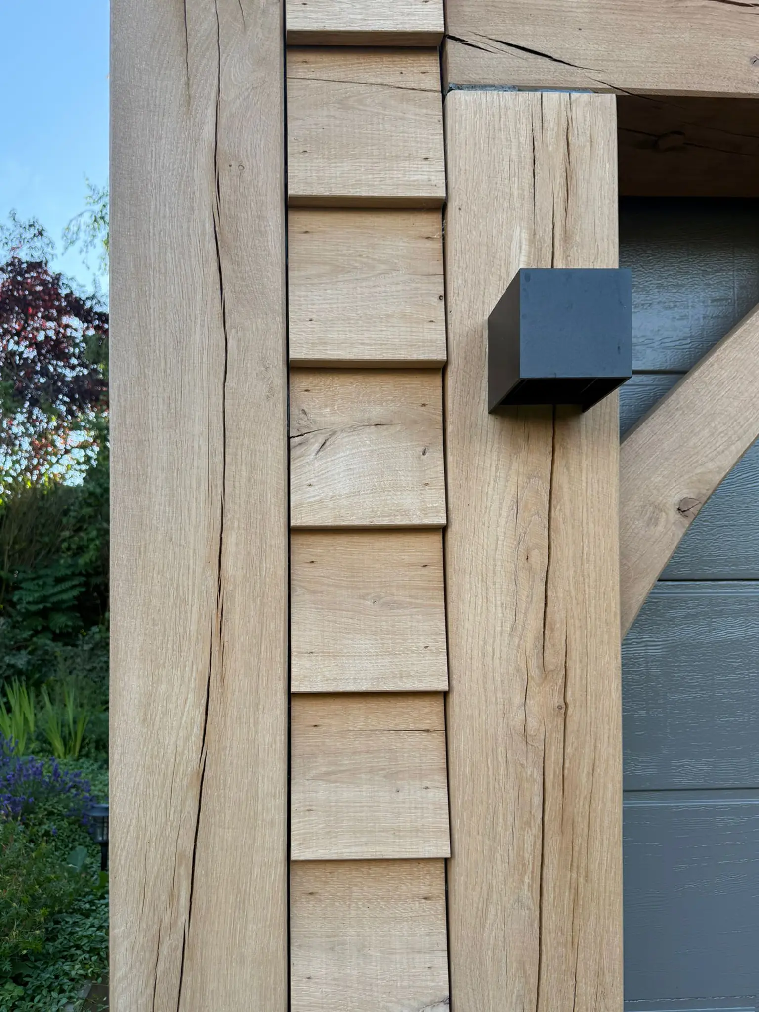 Detail van eikenhouten garage behandeld met Jotun Treolje Solvent 629 Naturell